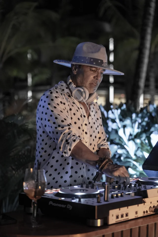 Un DJ crea el ambiente de la noche