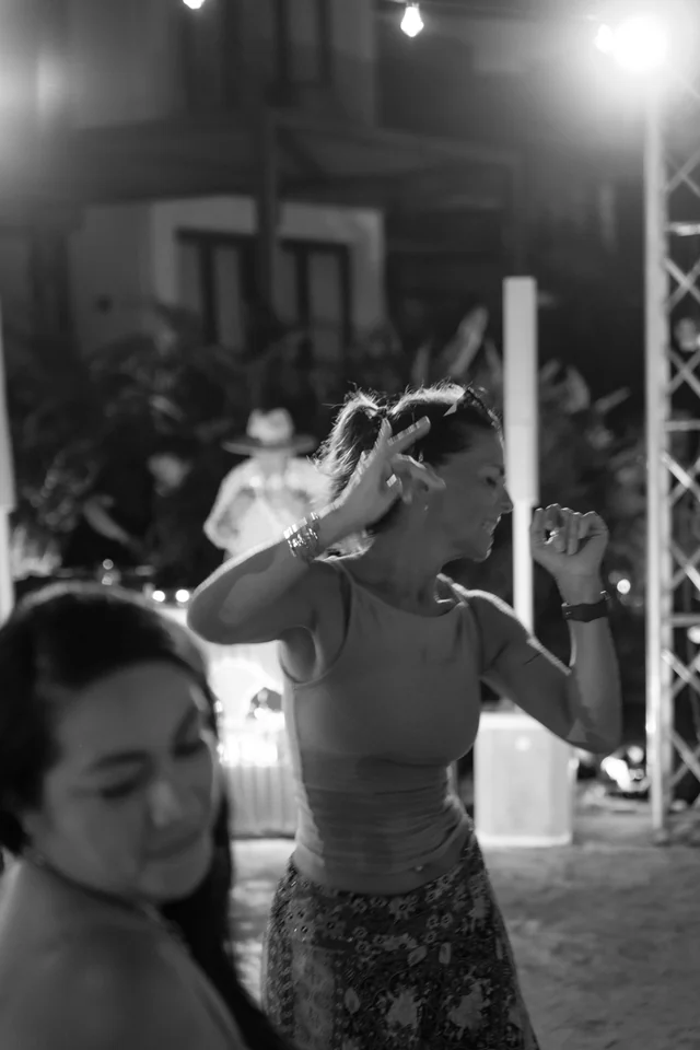 Manos en alto durante una fiesta
