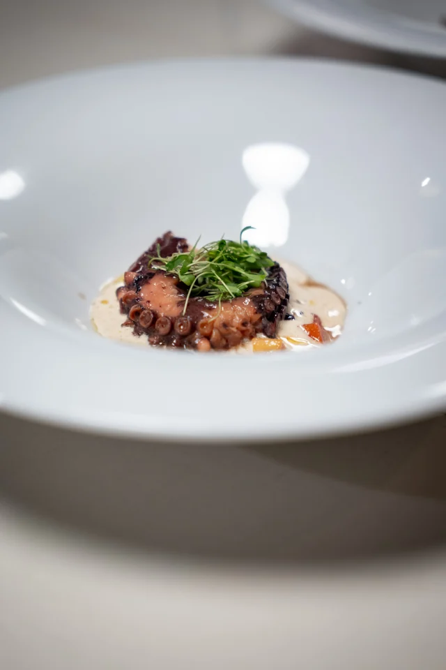 Detalle de un plato durante una experiencia gastronómica