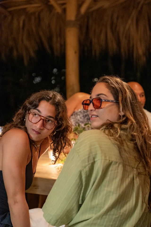 Dos invitadas comparten un momento de la noche