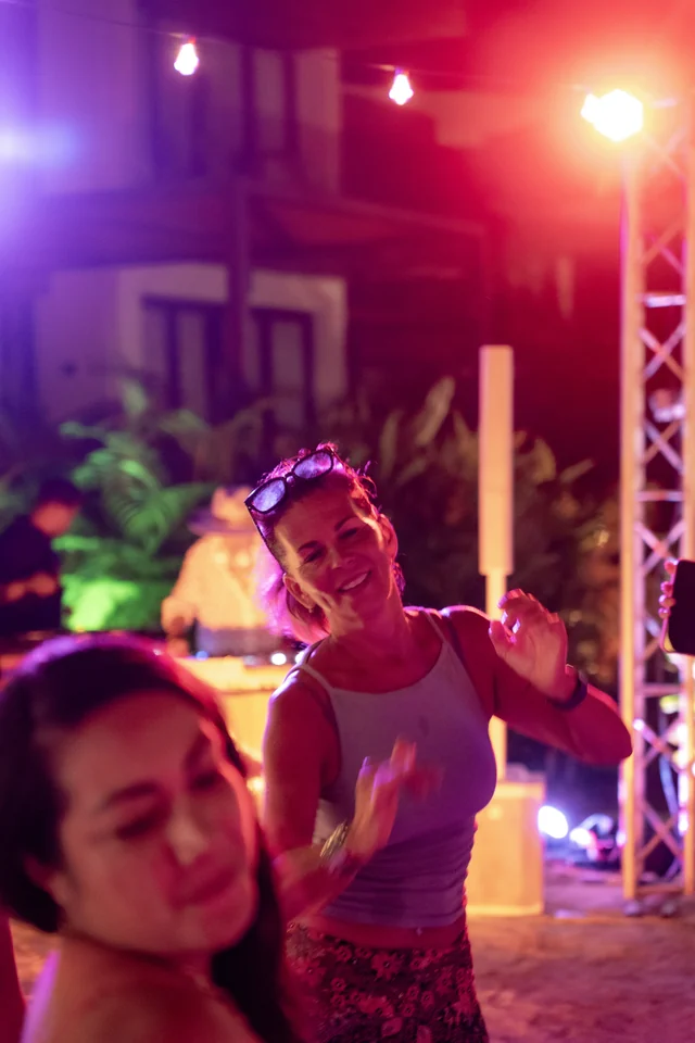 Invitados disfrutando de la música en un evento