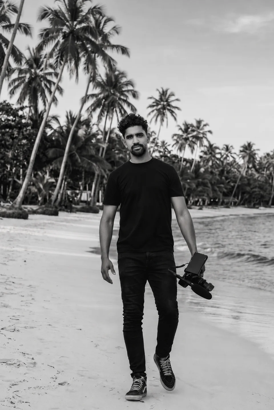 Alfredo J. Williams con su cámara en una playa de Las Terrenas